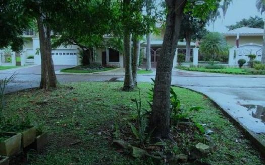 LOTE EN ALTOS DE AMADOR CON VIVIENDA DE DOS NIVELES – MLS 8521