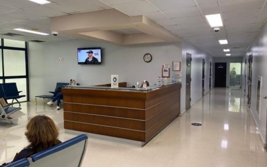 Alquilo oficina en Consultorio Médicos Paitilla, con divisiones. – MLS 18983