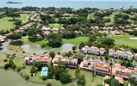 Hermosa Casa Frente al Lago con Vistas al Campo – MLS 21929