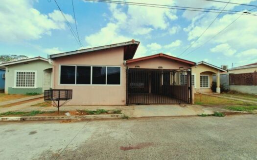 Casa en Don Bosco – Villas de Andalucía 3R 1B Cercada – MLS 22280