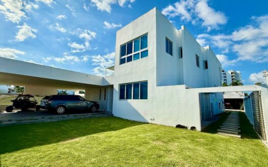 CASA MODERNA DE DOS PLANTAS EN PLAYA BLANCA – MLS 21890