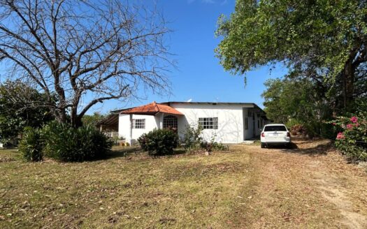 SE VENDE CASA CON TERRENO EN PENONOME – MLS 21883