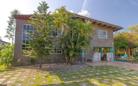 Amplia Casa de 2 pisos y 4 Habitaciones en Coronado – MLS 21850