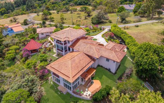 Mansión en Soralpina: una obra maestra arquitectónica única – MLS 21854