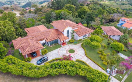 Mansión en Soralpina: una obra maestra arquitectónica única – MLS 21854