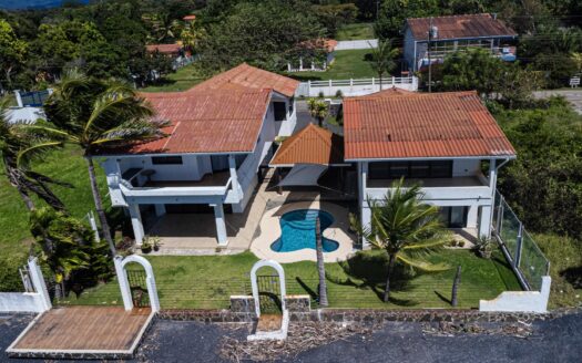 Complejo de 3 casas con 9 habitaciones frente al mar en Playa Malibú – MLS 21184