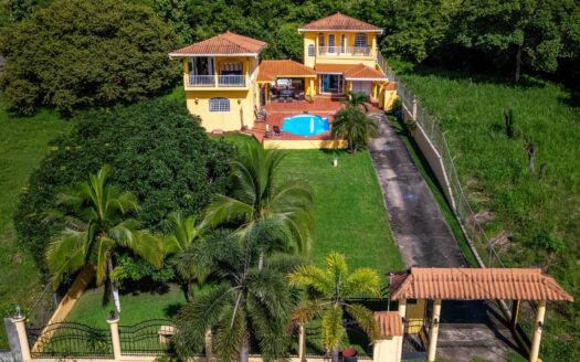 Propiedad con DOS casas y piscina – ¡A solo dos cuadras de la playa! – MLS 20988
