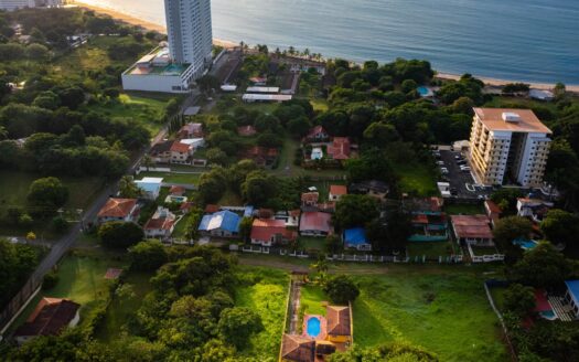 Propiedad con DOS casas y piscina – ¡A solo dos cuadras de la playa! – MLS 20988