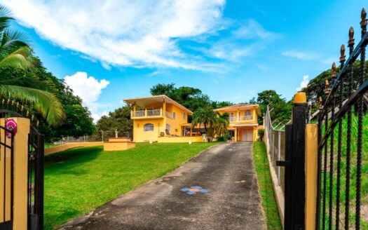 Propiedad con DOS casas y piscina – ¡A solo dos cuadras de la playa! – MLS 20988