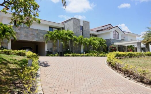 LUJOSA VILLA CON PISCINA – MLS 21688