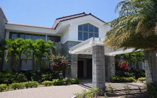 LUJOSA VILLA CON PISCINA – MLS 21688
