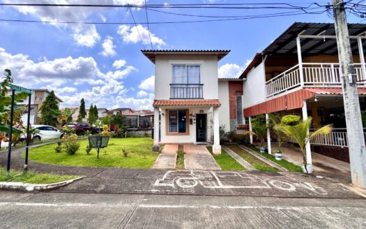 Venta de casa en esquina Residencial Aragón (Arraiján) – MLS 21644