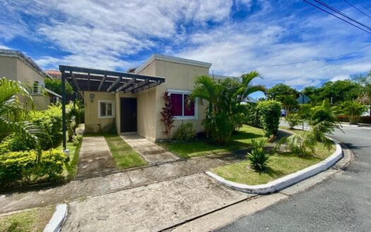 CASA DE PLAYA DE 3 HABITACIONES EN « PARAISO VILLAGE » – MLS 21631