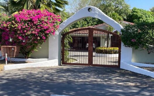 CÓMODA Y ACOGEDORA CASA DE PLAYA EN CORONADO A TAN SOLO $395,000 – MLS 18865