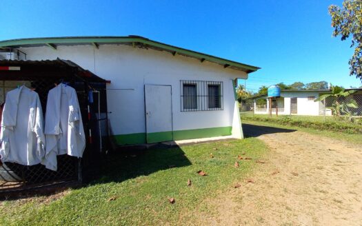 Casa u oficina en el centro de Las Lajas Chiriquí – cerca de la playa – MLS 21603