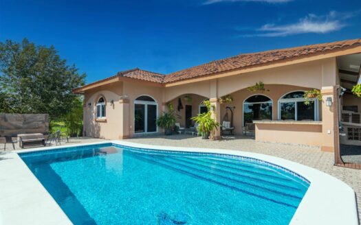 Casa custom en comunidad frente al mar de Pedasí – MLS 20169