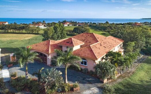 Casa custom en comunidad frente al mar de Pedasí – MLS 20169