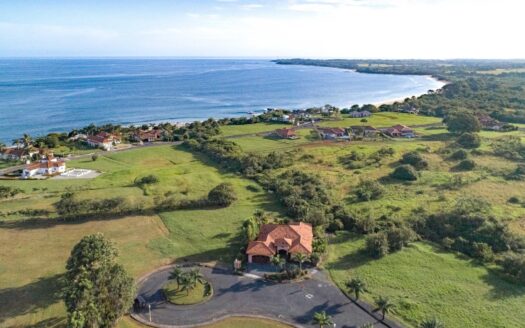 Casa custom en comunidad frente al mar de Pedasí – MLS 20169