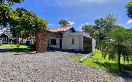 CASA COLONIAL, DOS HABITACIONES – MLS 22056