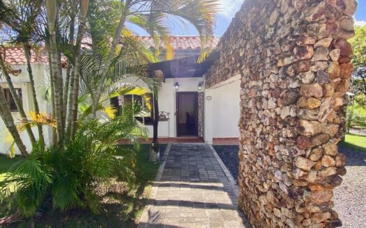 CASA COLONIAL, DOS HABITACIONES – MLS 22056