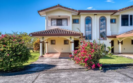 Impresionante casa adosada en Boquete Canyon Village – MLS 21531