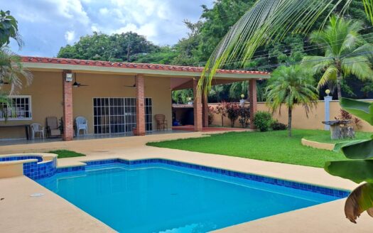 Villa de playa a solo 3 cuadras de la playa! – MLS 21420