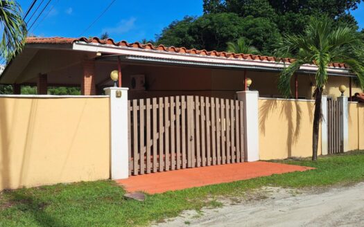 Villa de playa a solo 3 cuadras de la playa! – MLS 21420