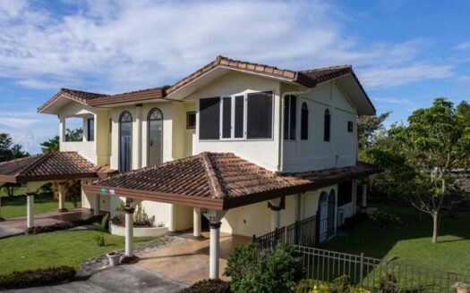 Exquisita Casa en Boquete Canyon Village – MLS 17781