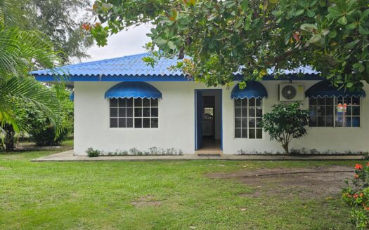 Casa con Piscina a tan solo 1 minuto andando de la playa – MLS 20163