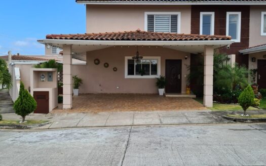 VENTA EN BRISAS DEL GOLF VILLA NAVONA – MLS 21077