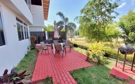 CASA DE DOS PISOS EN PARADISE POINT – MLS 20704