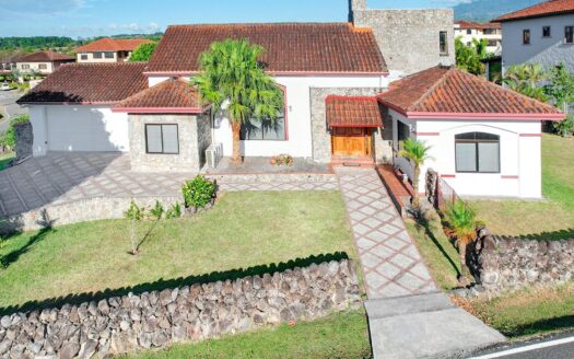 Descubra la casa de sus sueños en Los Molinos, Boquete – MLS 21500