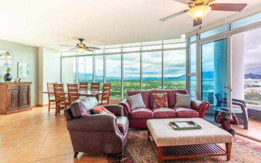 Amplio apartamento de una recámara en piso alto – MLS 20929