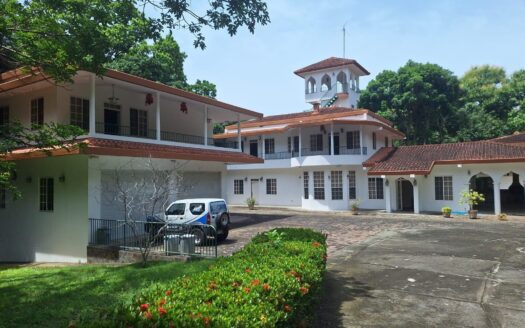 Mansion + 2 casas sobre 1.3 Hectareas cerca de la playa, Santa Clara – MLS 22814