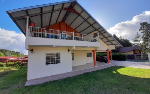 SE VENDE CASA AMPLIA SEMI AMUEBLADA – MLS 19867