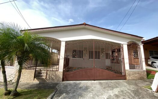 CASA en VENTA en BRISAS DEL GOLF – MLS 21903