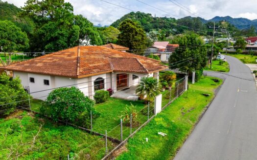 Casa con Apartamento de Invitados en el Centro de Boquete – MLS 22602
