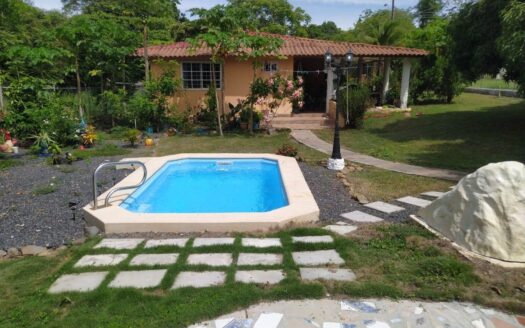Villa privada con 2 casas y piscina en Coronado – MLS 22392