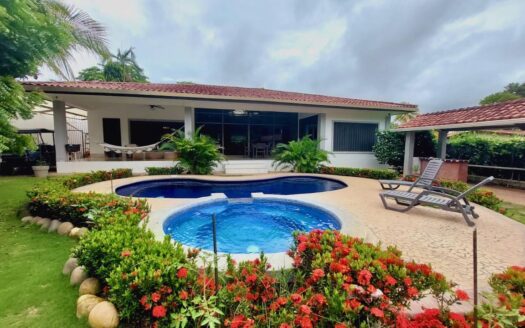PROPIEDAD MODERNA Y ÚNICA EN CORONADO GOLF – MLS 20474