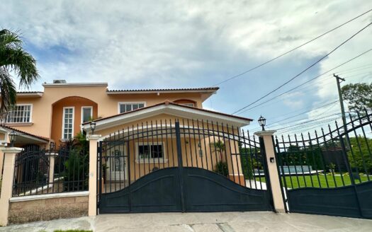 VENTA DE EXCLUSIVA CASA CON PISCINA EN VILLA LUCRE – MLS 22211
