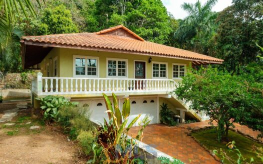 Casa Unifamiliar con piscina en las faldas del Cerro Ancón – MLS 19591