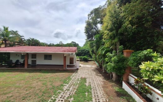 Casa en Playa Corona con gran terreno – MLS 20355