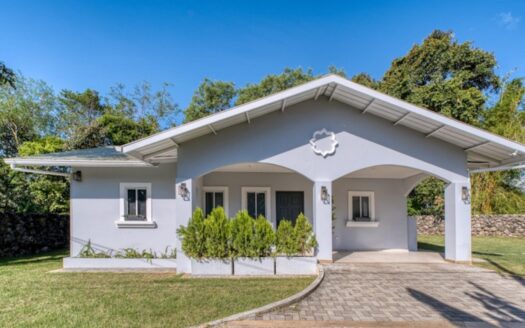 Casa con Piscina de Agua Salada en Dolega Panamá – MLS 21665