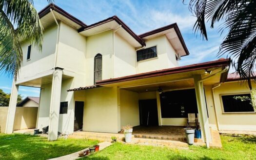 Amplia Casa de 2 Niveles cerca de la Oxford School – MLS 22629