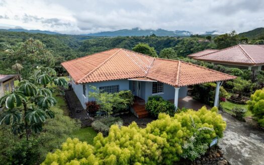 Encantadora casa con vista al cañón en Brisas Boquetanas – MLS 22622