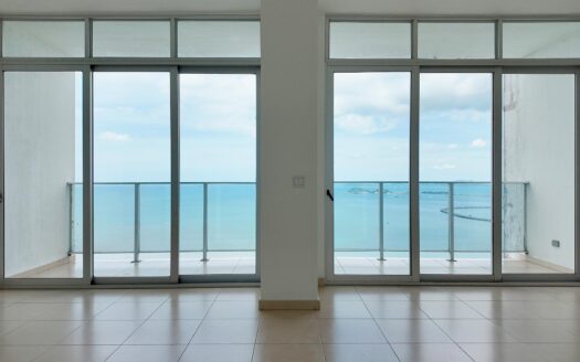 Hermoso apartamento en venta en Waters on the Bay – MLS 22597