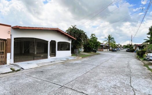 SE VENDE CASA – MLS 22563