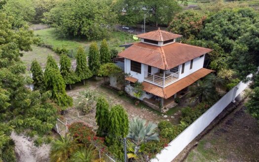 ¿Buscas una casa de playa para remodelar? Handyman Special en Malibu – MLS 22557