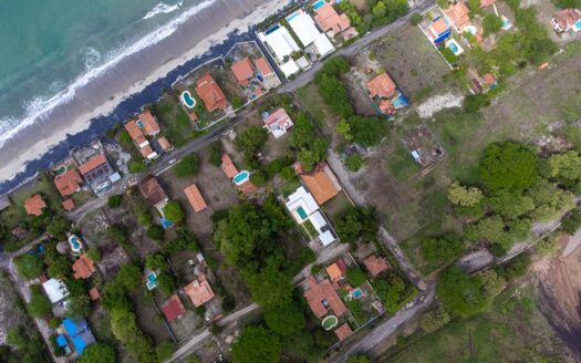 ¿Buscas una casa de playa para remodelar? Handyman Special en Malibu – MLS 22557