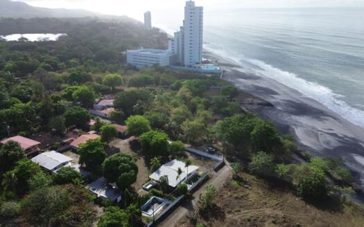 Casa frente al mar con dos cabañas para invitados en Gorgona – MLS 22474